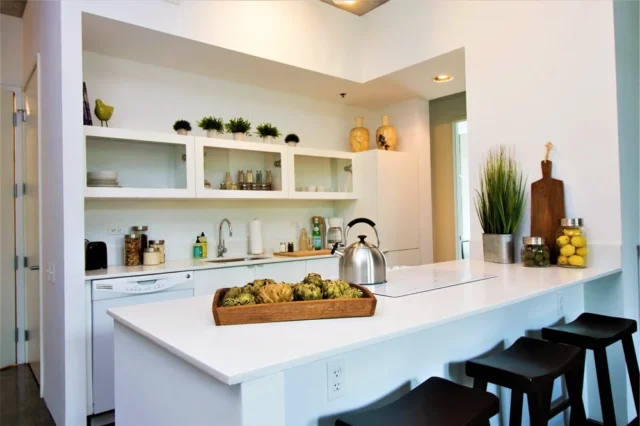 930 Poydras Apartments Furnished Kitchen